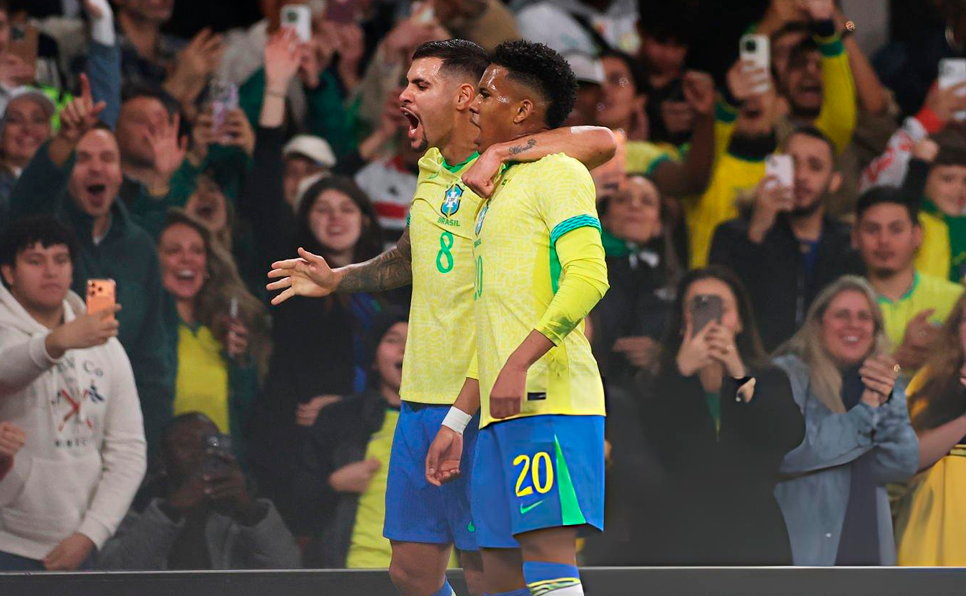 Bruno Guimarães e Estêvão comemoram gol do Brasil. (Foto: Getty Images)